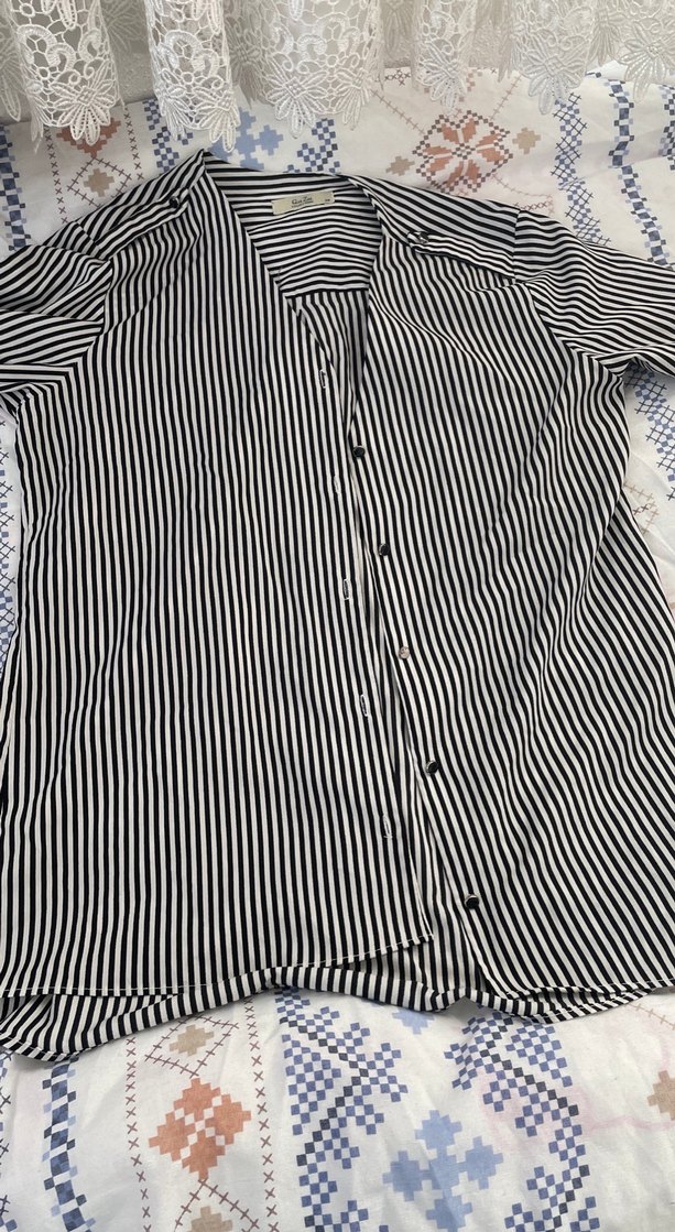 Düğmeli Siyah Beyaz Çizgili Kadın Gömlek - Görsel 2