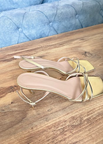 Altın Renkli Tokalı İnce Topuklu Kadın Ayakkabı - Görsel 2