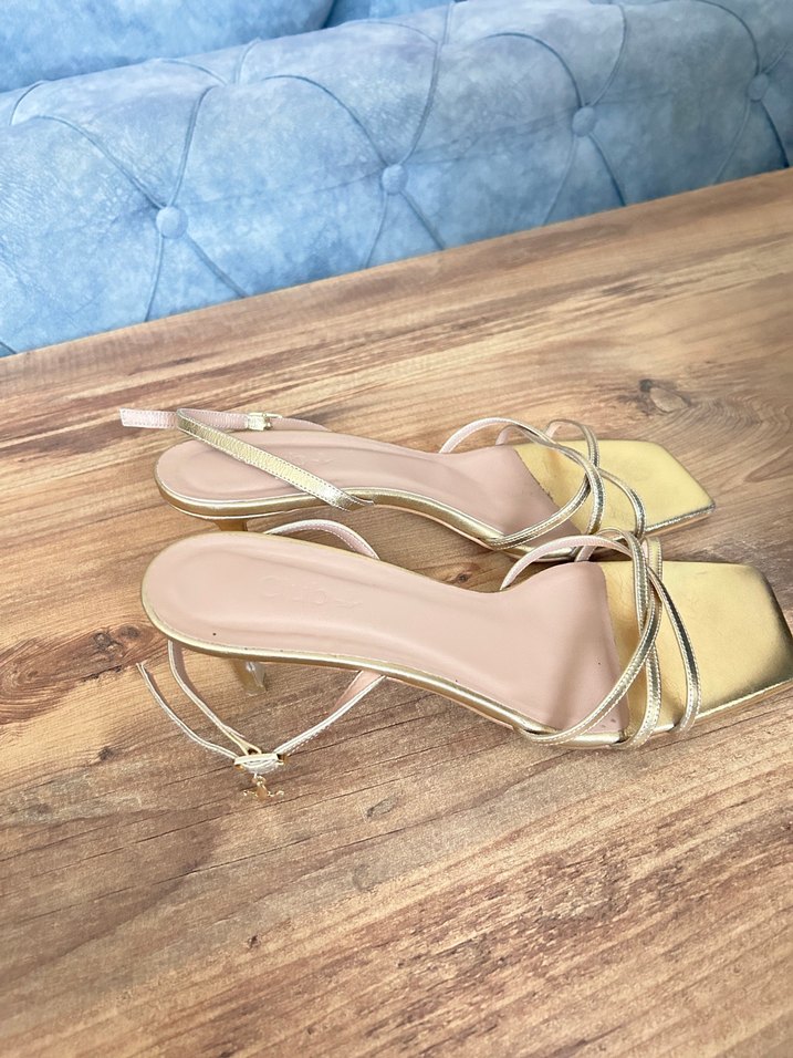 Altın Renkli Tokalı İnce Topuklu Kadın Ayakkabı - Görsel 2