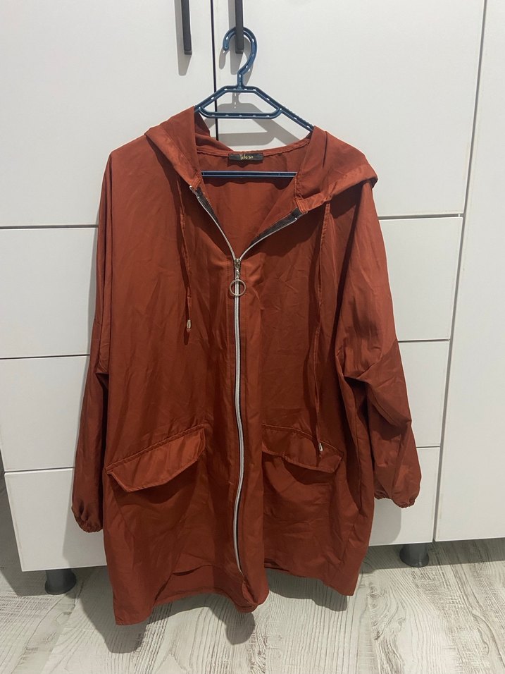 Kahverengi Kapüşonlu Rahat Kadın Yağmurluk - Görsel 2