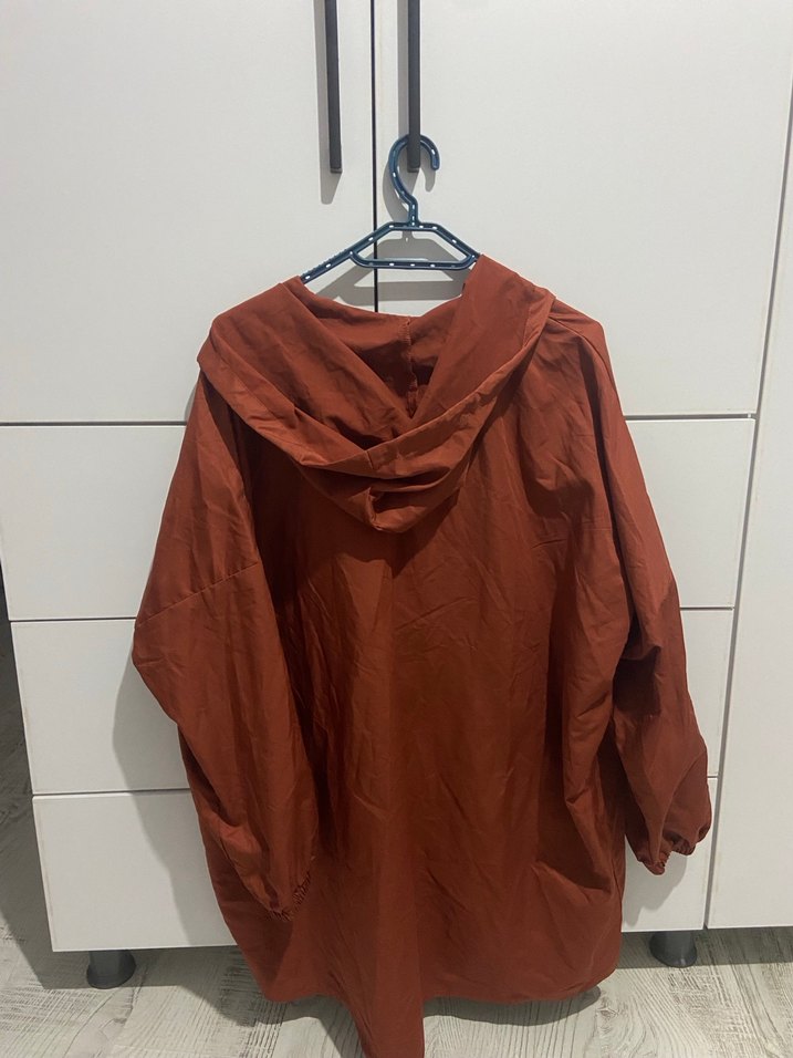Kahverengi Kapüşonlu Rahat Kadın Yağmurluk - Görsel 3