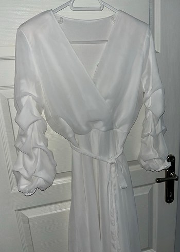 Uzun Beyaz Kadın Elbise Fırfırlı V Yaka Astarlı - Görsel 3