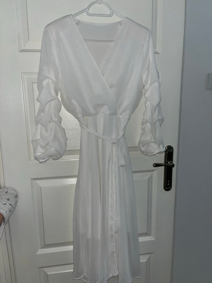 Uzun Beyaz Kadın Elbise Fırfırlı V Yaka Astarlı - Görsel 4