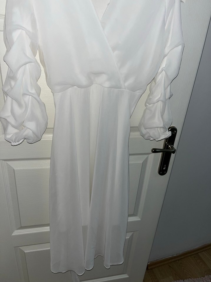 Uzun Beyaz Kadın Elbise Fırfırlı V Yaka Astarlı - Görsel 2