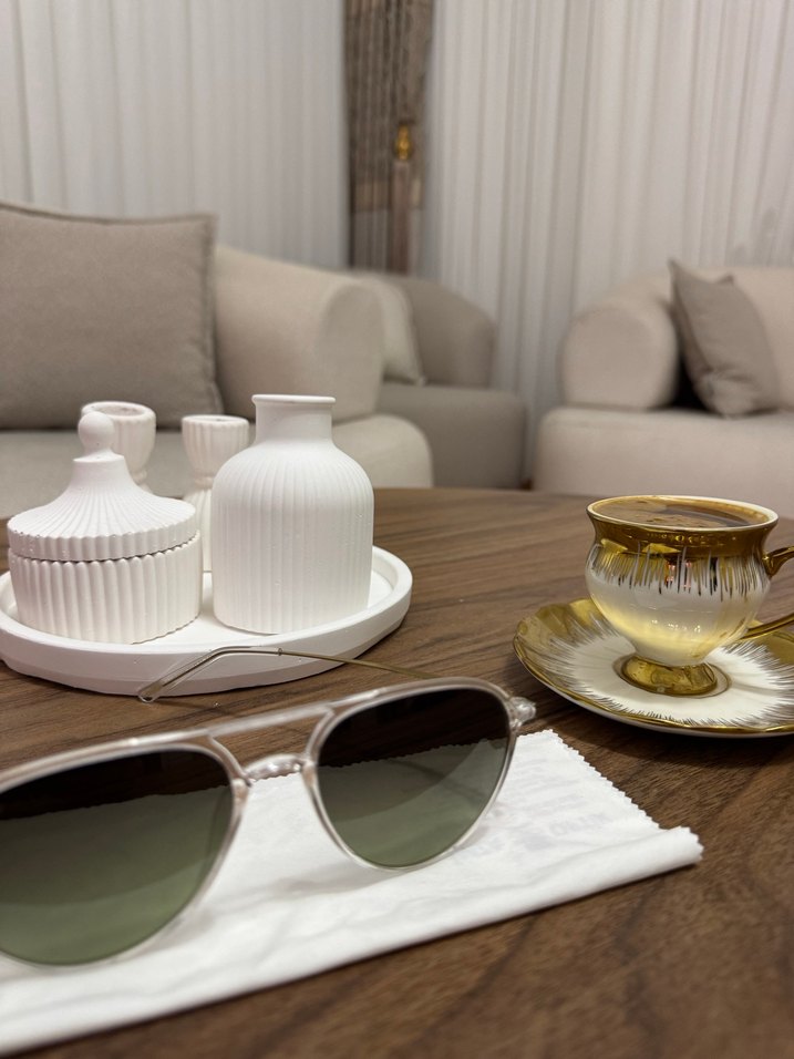 Şeffaf çerçeveli yesıl cam kadın güneş gözlüğü - Görsel 2