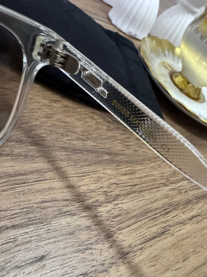 Şeffaf Çerçeveli Gri Kadın Gözlüğü - Görsel 3