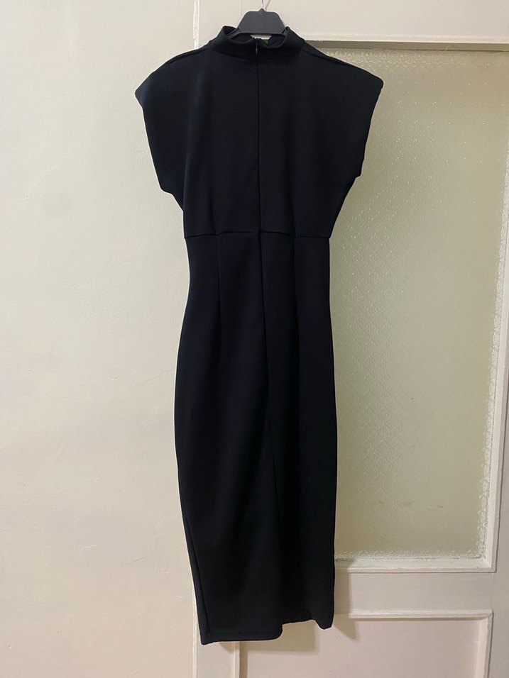 Siyah Drapeli Yüksek Yakalı Uzun Elbise - Görsel 2