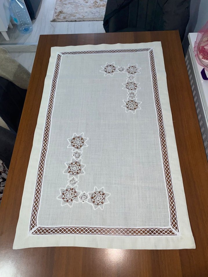 Nakışlı Beyaz Gri Masa Örtüsü - Görsel 2
