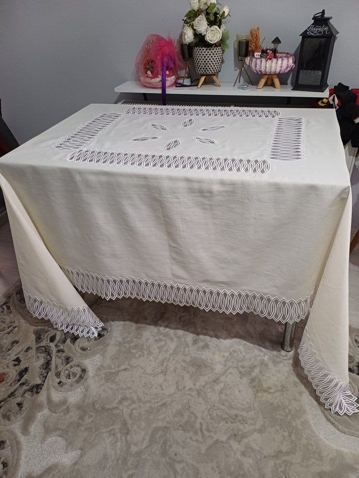 İşlemeli Beyaz Masa Örtüsü - Görsel 2
