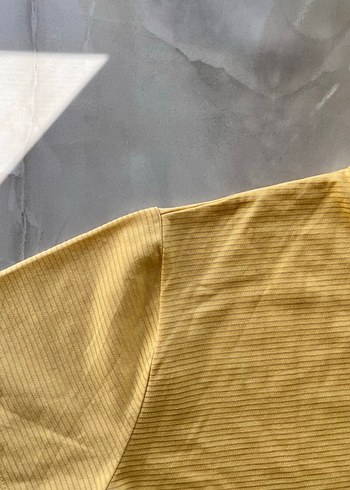 Sarı V Yakalı Keten Kadın Tişört - Görsel 3