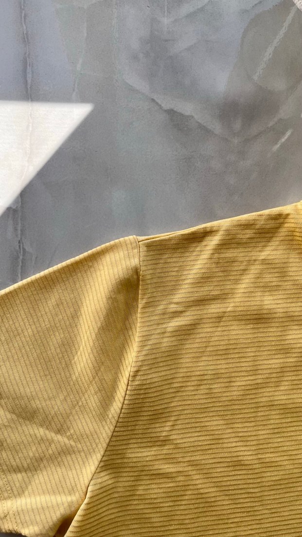 Sarı V Yakalı Keten Kadın Tişört - Görsel 3