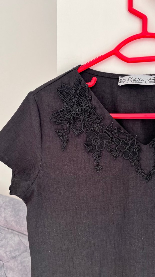 Dantel Detaylı Siyah V Yaka Kadın Bluz - Görsel 3