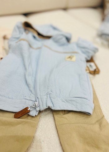 Kapüşonlu Mavi Üst ve Bej Kemerli Bebek Takımı - Görsel 4