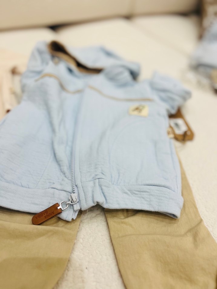 Kapüşonlu Mavi Üst ve Bej Kemerli Bebek Takımı - Görsel 4