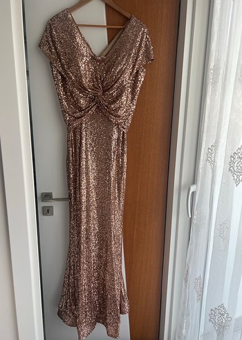 Altın Renkli Parlak Drapeli Uzun Abiye Elbise - Görsel 3