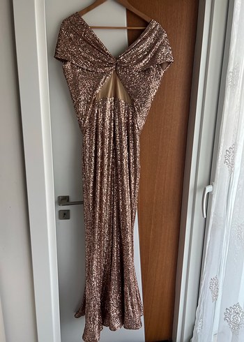 Altın Renkli Parlak Drapeli Uzun Abiye Elbise - Görsel 4