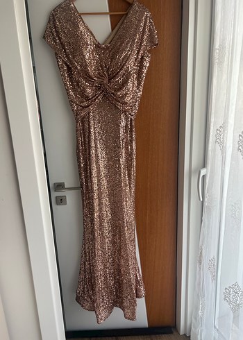 Altın Renkli Parlak Drapeli Uzun Abiye Elbise - Görsel 2