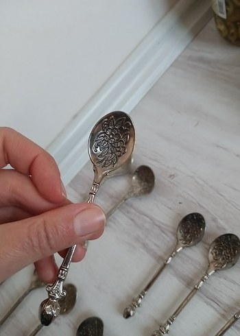 Gri ve Kırmızı Detaylı 12 Parça Metal Kaşık Seti - Görsel 4