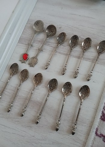 Gri ve Kırmızı Detaylı 12 Parça Metal Kaşık Seti - Görsel 3