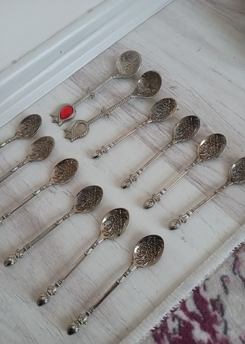 Gri ve Kırmızı Detaylı 12 Parça Metal Kaşık Seti - Görsel 2