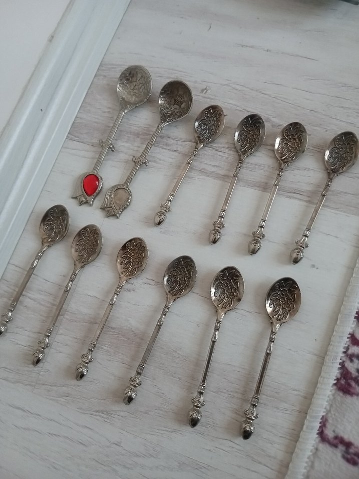 Gri ve Kırmızı Detaylı 12 Parça Metal Kaşık Seti - Görsel 3