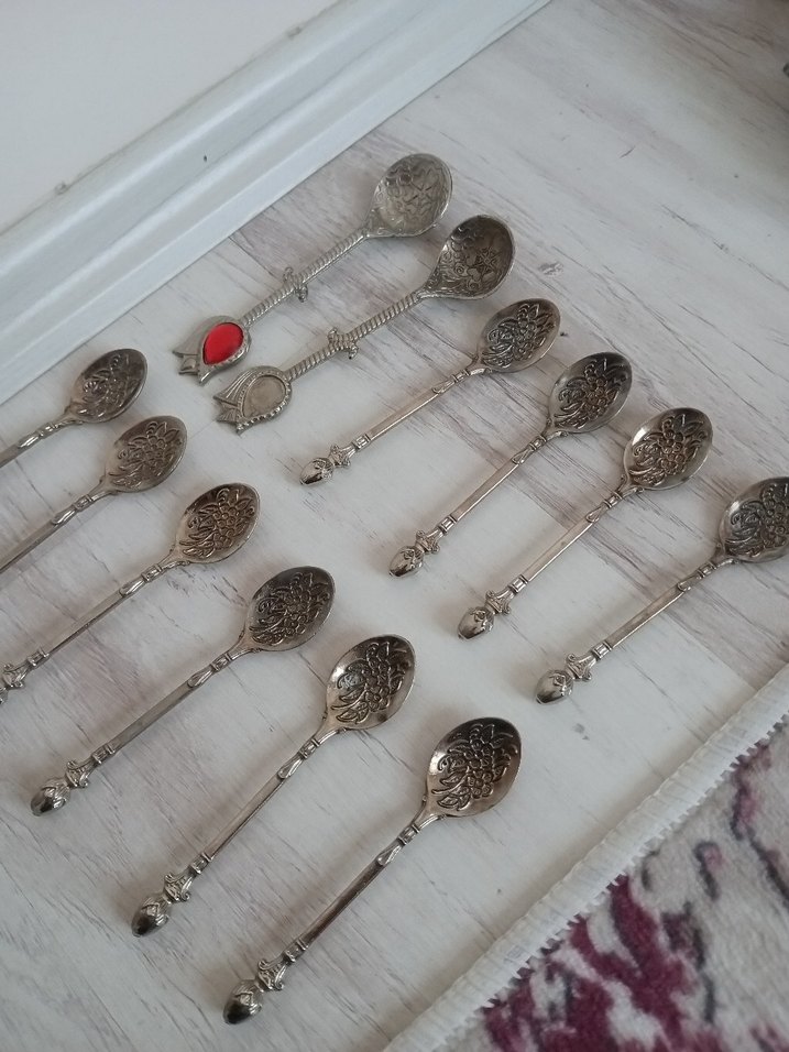 Gri ve Kırmızı Detaylı 12 Parça Metal Kaşık Seti - Görsel 2