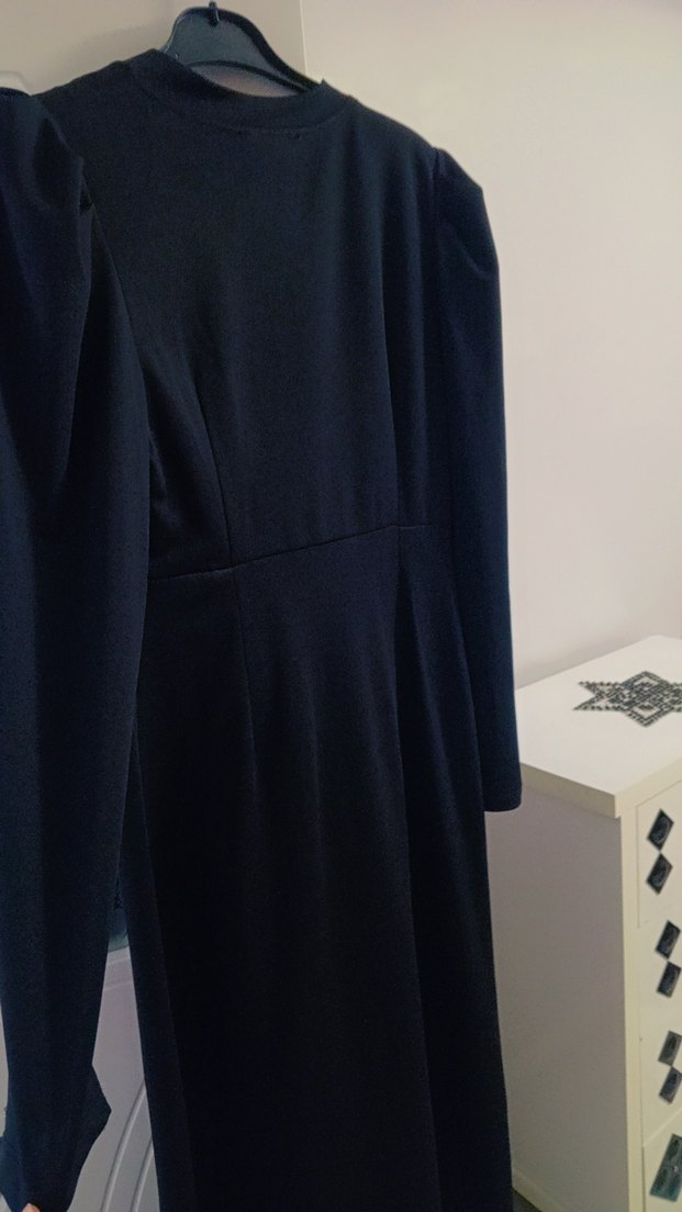 Zincir Detaylı siyah elbise - Görsel 4