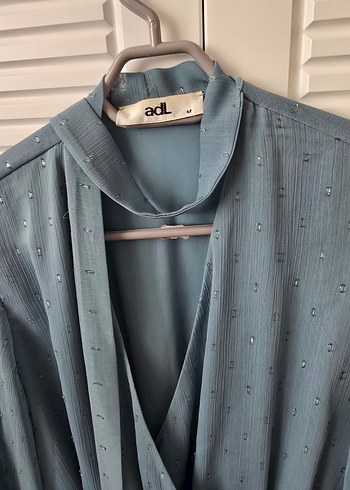 Adil ışık V Yaka Drapeli Mavi Uzun Kollu Bluz - Görsel 3