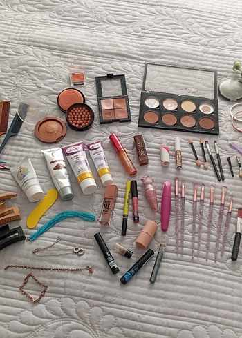 Kahverengi Tonlarda Makyaj Ürünleri Seti - Görsel 2