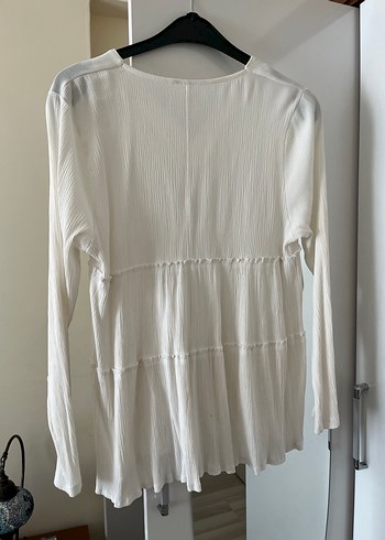 Beyaz V Yakalı Pilili Kadın Bluz - Görsel 2