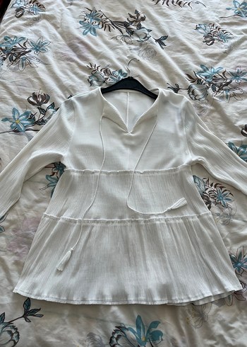 Beyaz V Yakalı Pilili Kadın Bluz - Görsel 3