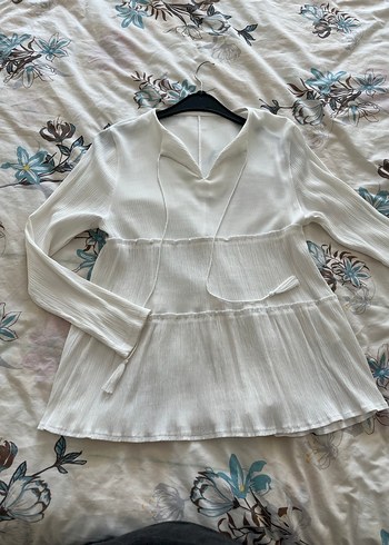 Beyaz V Yakalı Pilili Kadın Bluz - Görsel 4