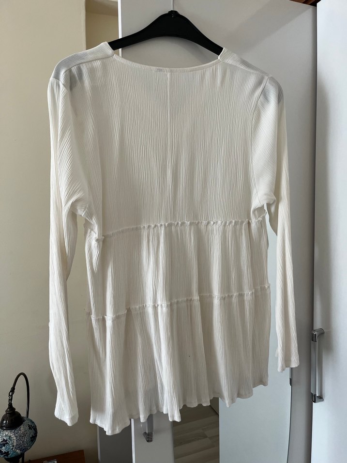 Beyaz V Yakalı Pilili Kadın Bluz - Görsel 2