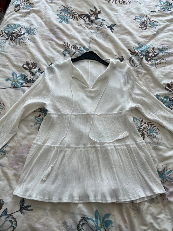 Beyaz V Yakalı Pilili Kadın Bluz - Görsel 3