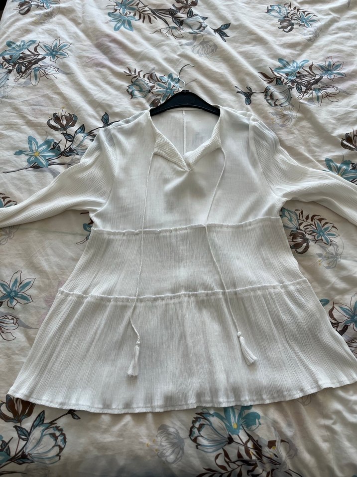 Beyaz V Yakalı Pilili Kadın Bluz - Görsel 5