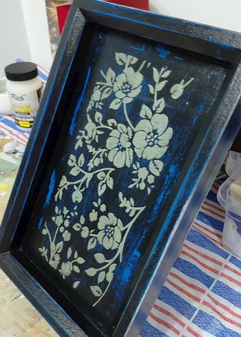 Mavi Çiçek Desenli Koyu Ahşap Çerçeve - Görsel 2