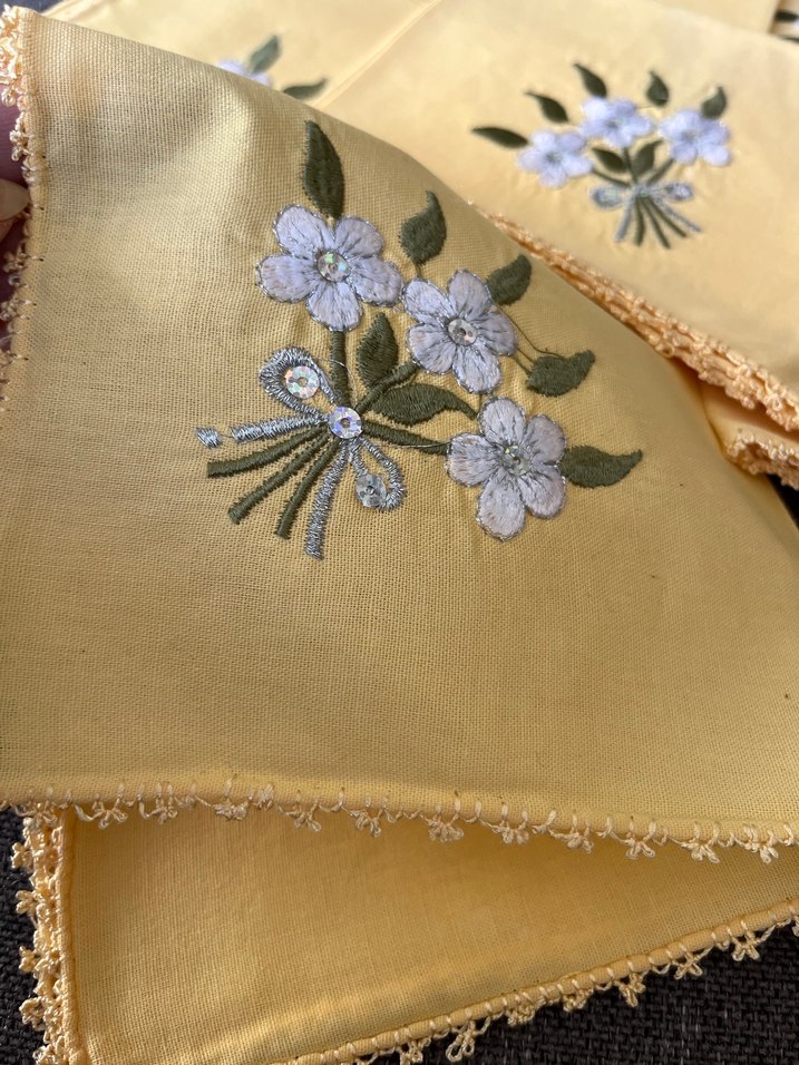 Tekli fiyattır.sarı nakış işlemeli - Görsel 2