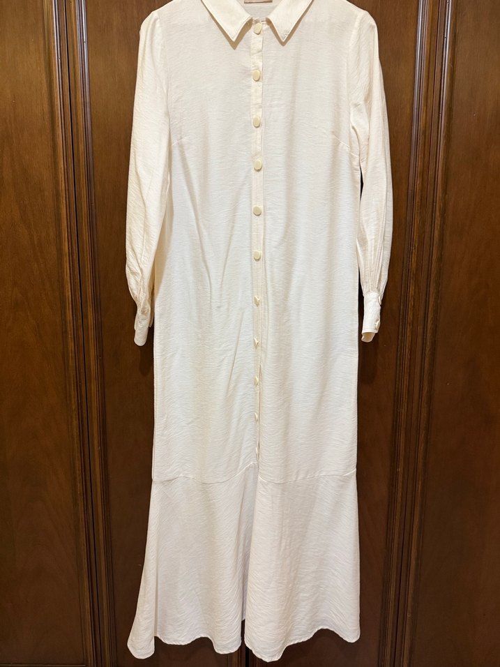 Düğmeli Beyaz Uzun Viscon Elbise - Görsel 3