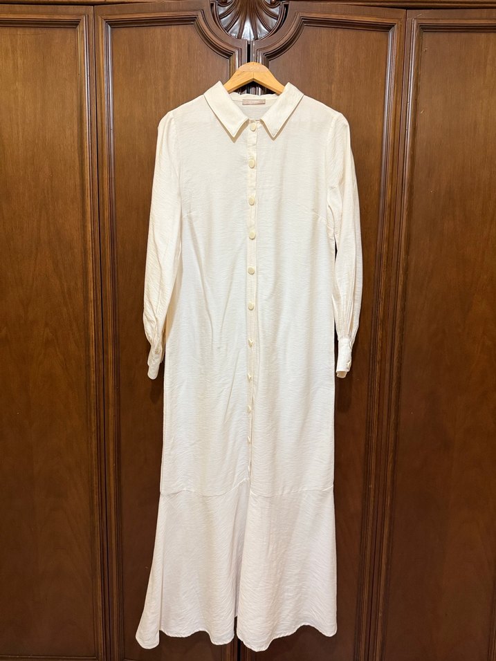 Düğmeli Beyaz Uzun Viscon Elbise - Görsel 2