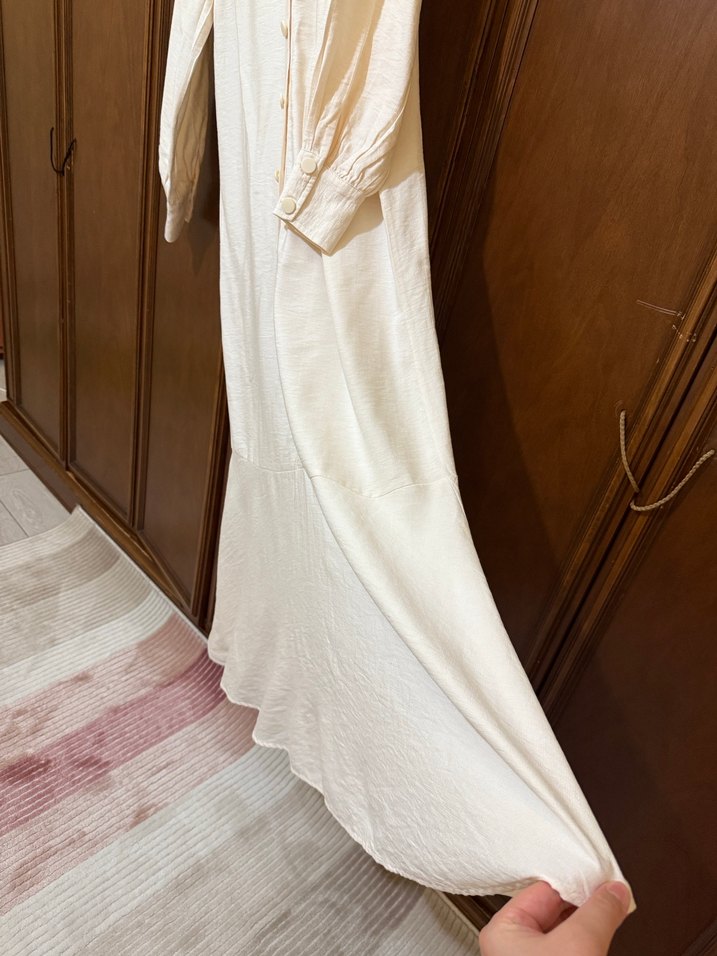 Düğmeli Beyaz Uzun Viscon Elbise - Görsel 4