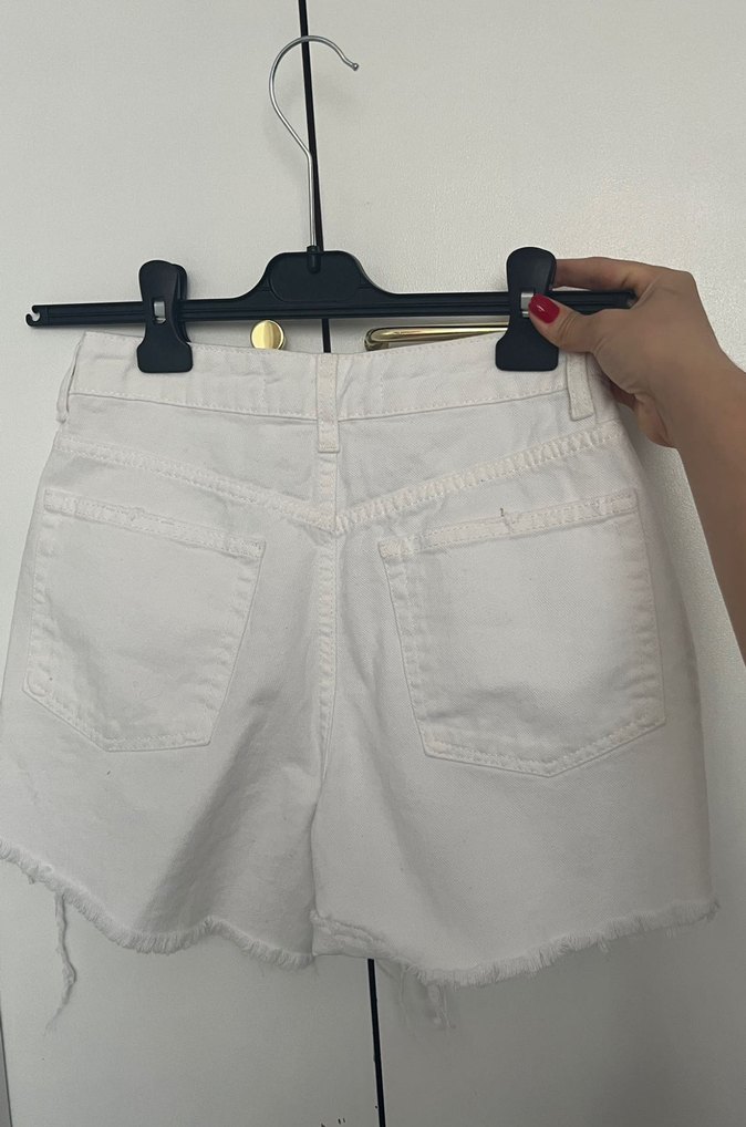 Beyaz Bağlama Desenli Mini Denim Şort - Görsel 3