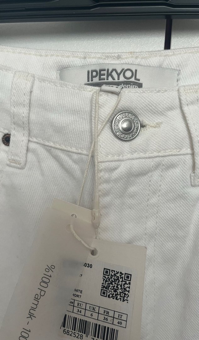 Beyaz Bağlama Desenli Mini Denim Şort - Görsel 2