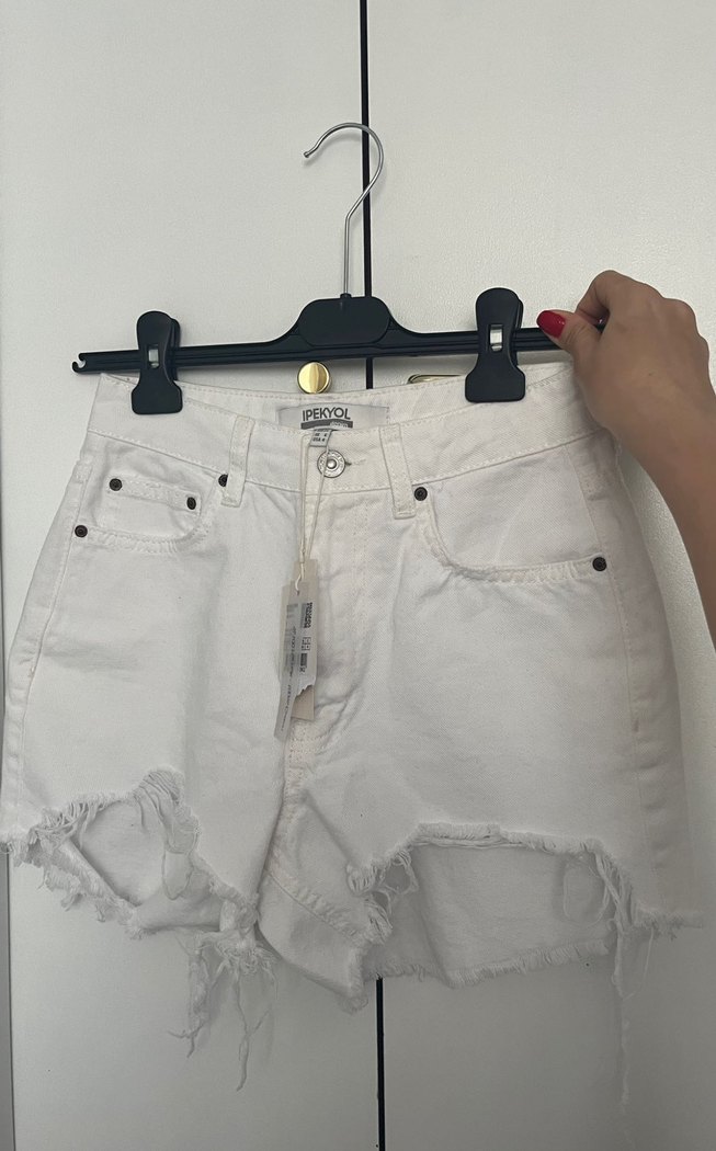 Beyaz Bağlama Desenli Mini Denim Şort - Görsel 5