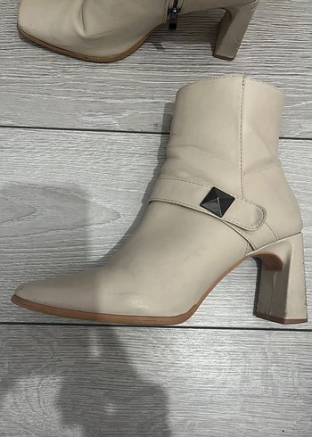 Bej Deri Tokalı Kadın Topuklu Bot - Görsel 2