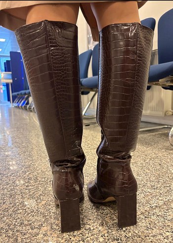 Kahverengi Yılan Derisi Desenli Diz Boyu Topuklu Çizme - Görsel 5
