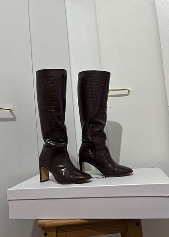 Kahverengi Yılan Derisi Desenli Diz Boyu Topuklu Çizme - Görsel 2