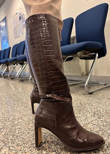 Kahverengi Yılan Derisi Desenli Diz Boyu Topuklu Çizme - Görsel 7