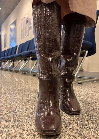Kahverengi Yılan Derisi Desenli Diz Boyu Topuklu Çizme - Görsel 6