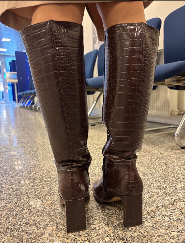 Kahverengi Yılan Derisi Desenli Diz Boyu Topuklu Çizme - Görsel 5