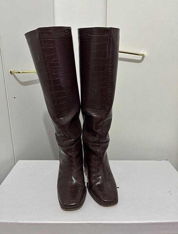 Kahverengi Yılan Derisi Desenli Diz Boyu Topuklu Çizme - Görsel 4